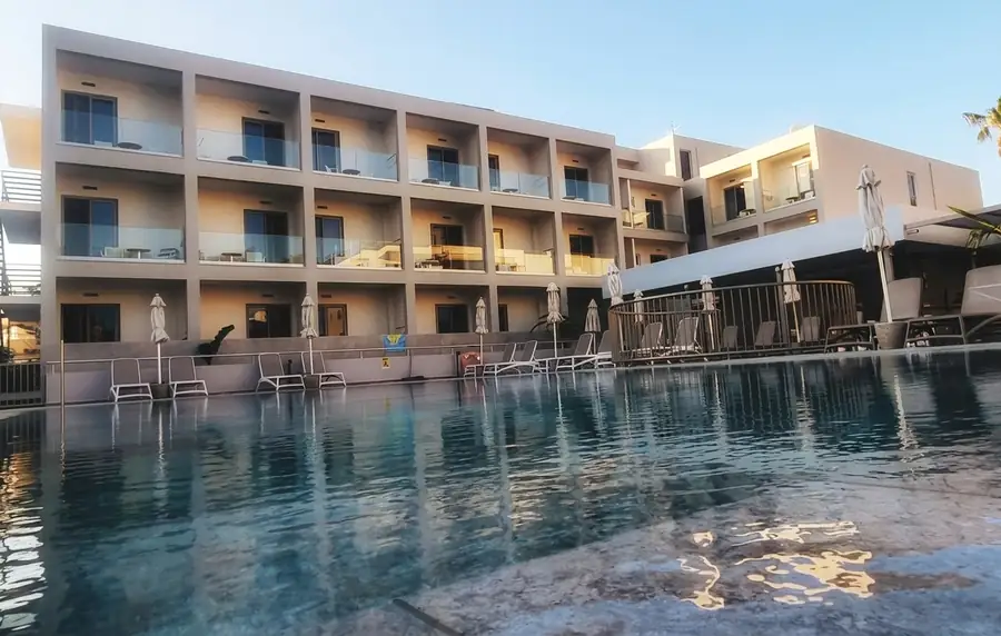 Η νέα όψη καθρεφτισμένη στην πισίνα του ξενοδοχείου