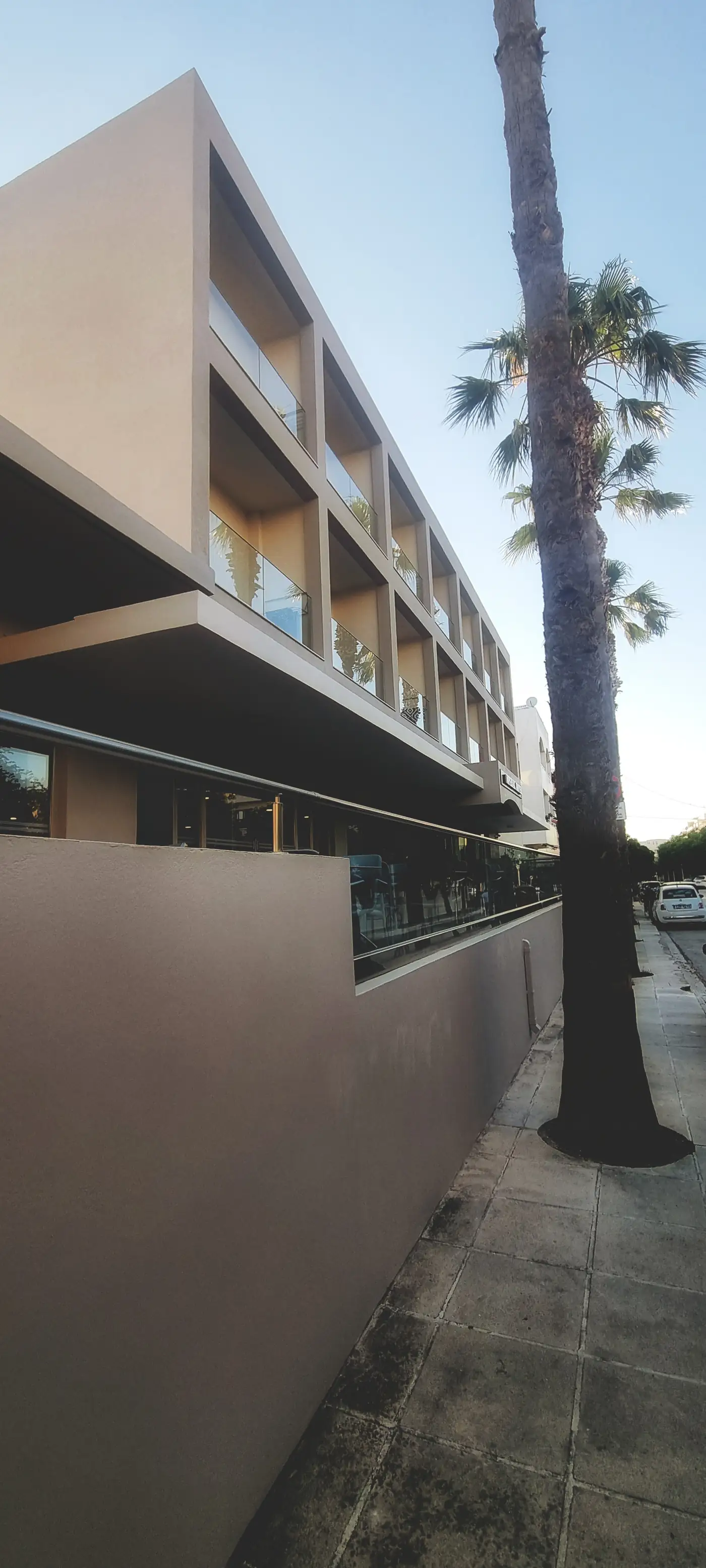 Η πλαϊνή όψη με τα οριζόντια στοιχεία σκίασης