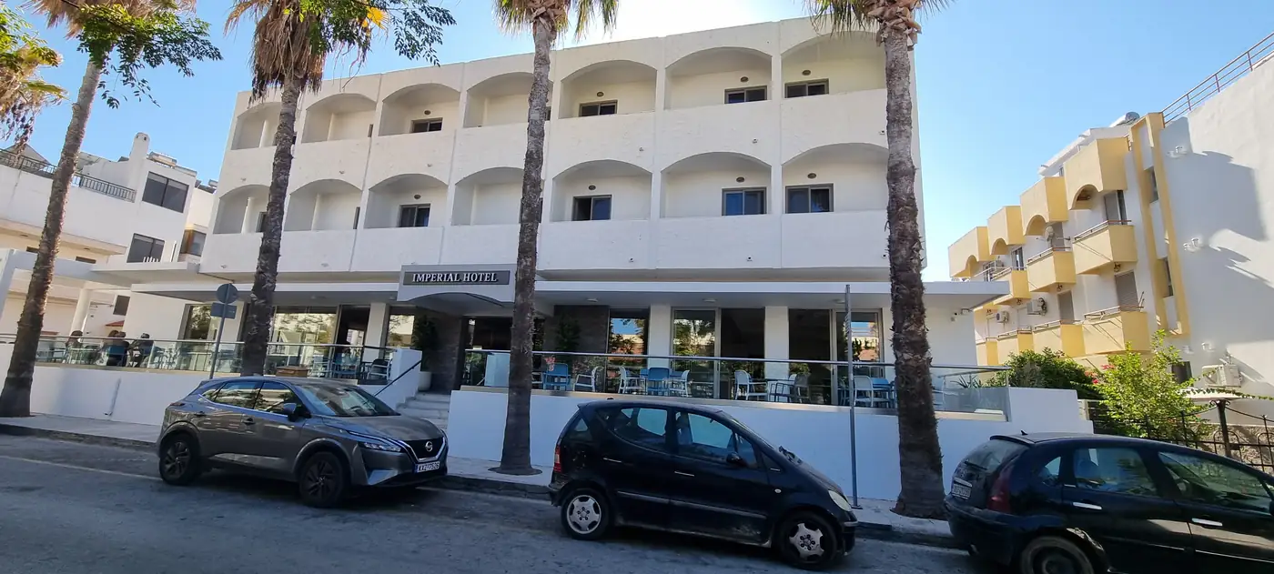 ΠΡΙΝ: η αρχική όψη του ξενοδοχείου με τα τοξωτά ανοίγματα