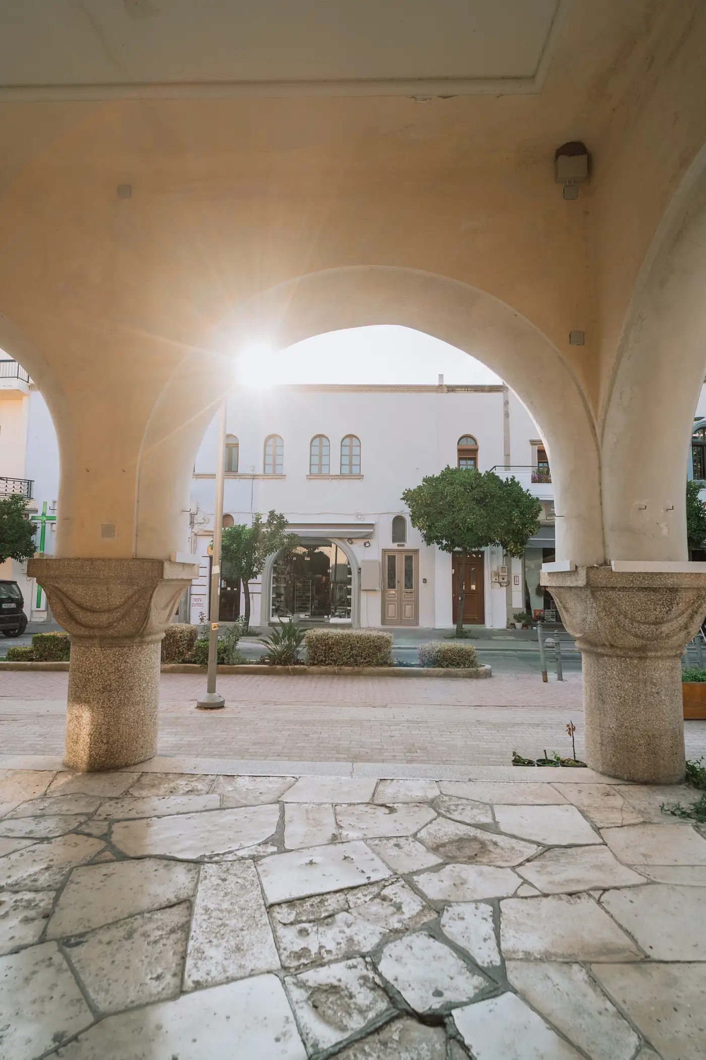 Πέτρινο δάπεδο κάτω από τη στοά