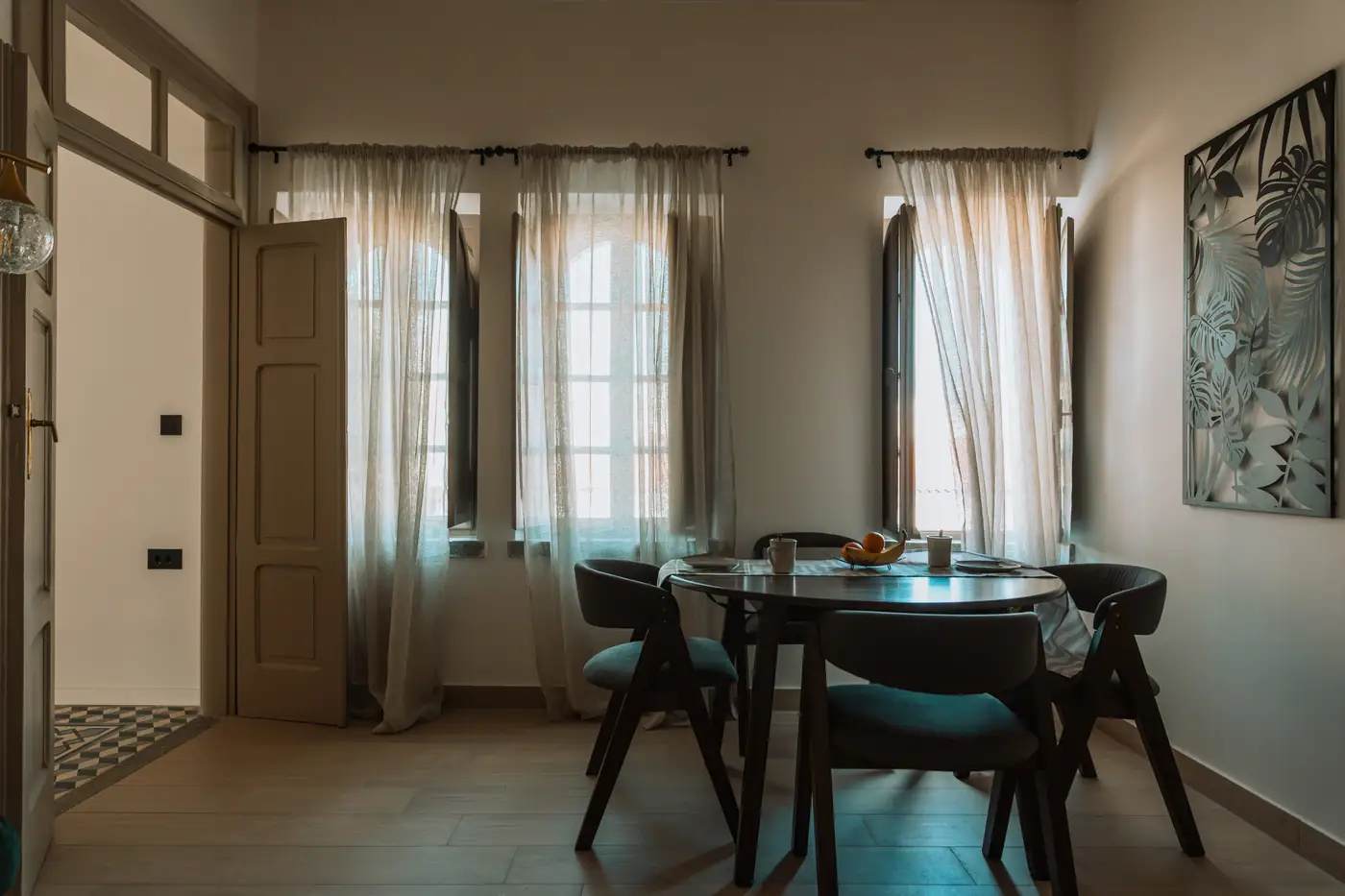 Η τραπεζαρία με τις λινές κουρτίνες