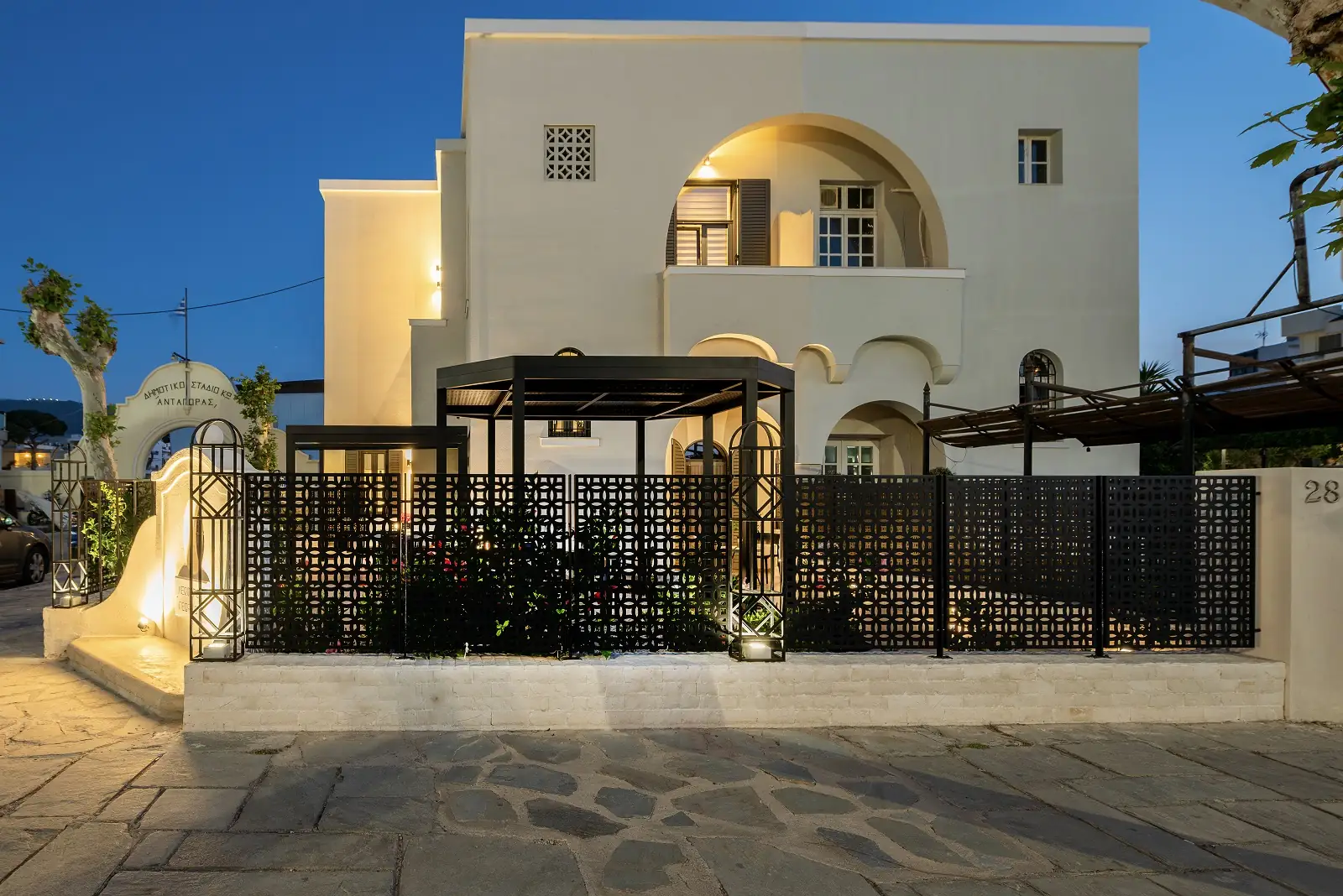 Το Villino στο μπλε της βραδιάς — αποκατάσταση ιταλικής κατοικίας του 1927 στο παραλιακό μέτωπο της Κω