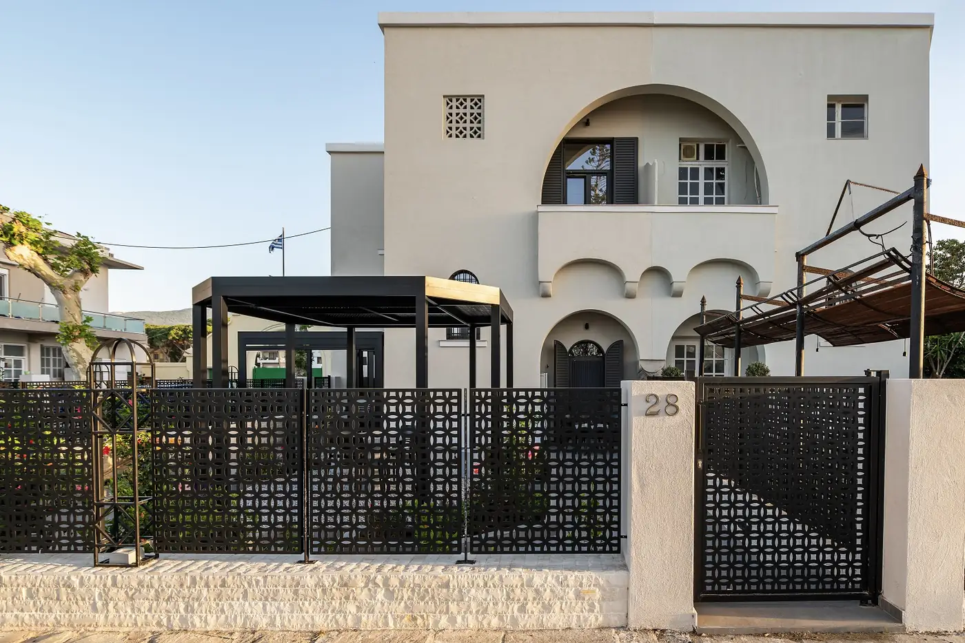 Η αποκατεστημένη περίφραξη και η όψη στο φως της ημέρας