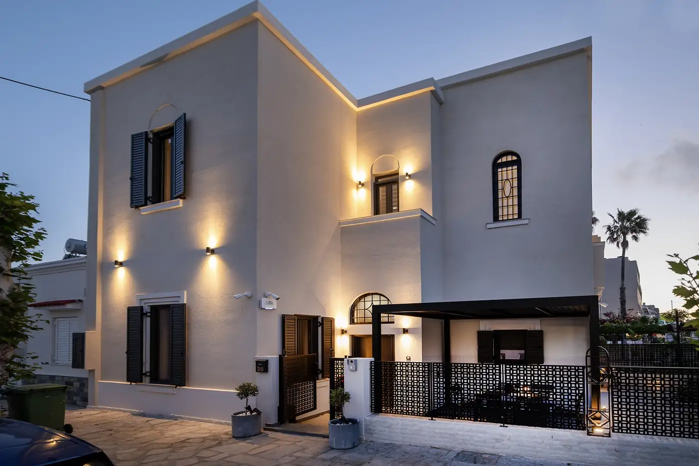 Η πλαϊνή όψη της κατοικίας με τον νυχτερινό φωτισμό